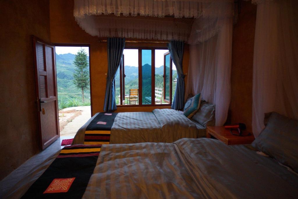 - une chambre avec 2 lits et une fenêtre dans l'établissement Lý Thị Chương Homestay & Bungalow, à Bản Kam