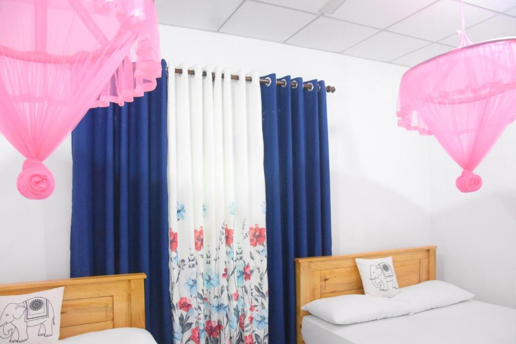Postel nebo postele na pokoji v ubytování Lion Home Stay Anuradhapura