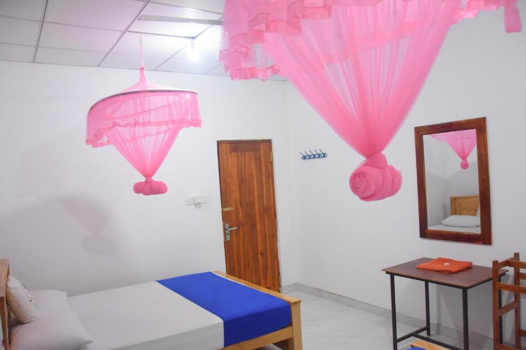 Postel nebo postele na pokoji v ubytování Lion Home Stay Anuradhapura