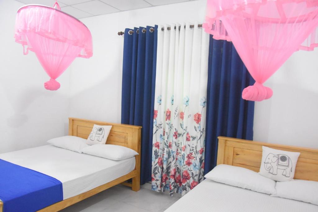 Postel nebo postele na pokoji v ubytování Lion Home Stay Anuradhapura