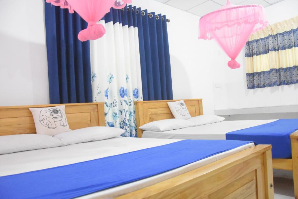 Postel nebo postele na pokoji v ubytování Lion Home Stay Anuradhapura