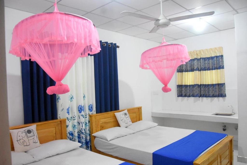 Postel nebo postele na pokoji v ubytování Lion Home Stay Anuradhapura