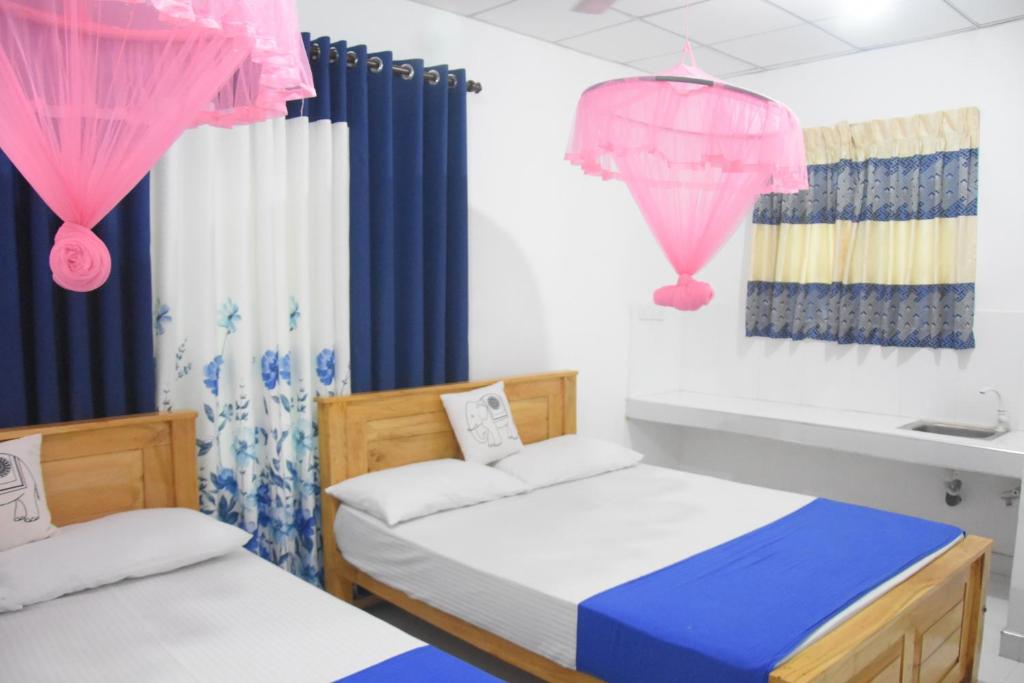 Postel nebo postele na pokoji v ubytování Lion Home Stay Anuradhapura