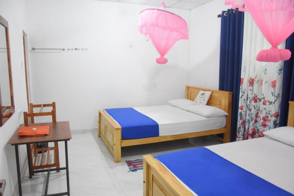 Postel nebo postele na pokoji v ubytování Lion Home Stay Anuradhapura