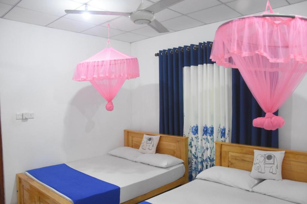Postel nebo postele na pokoji v ubytování Lion Home Stay Anuradhapura