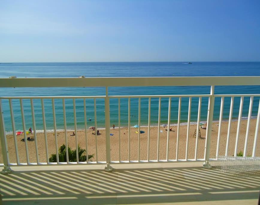 a view of the beach from a balcony at Siente el mar in Villajoyosa