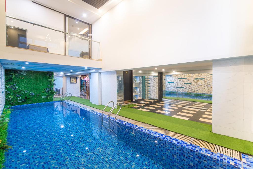 Bazén v ubytování Golden Star Hotel by THG nebo v jeho okolí