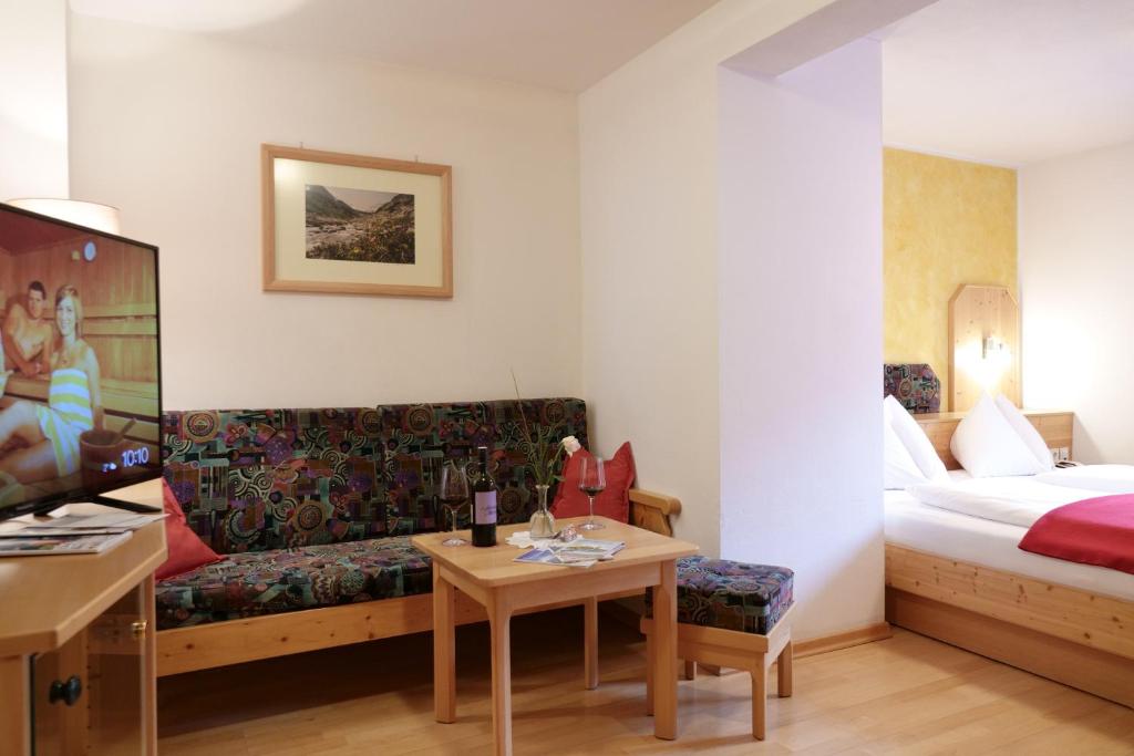 Postel nebo postele na pokoji v ubytování Hotel Malteinerhof