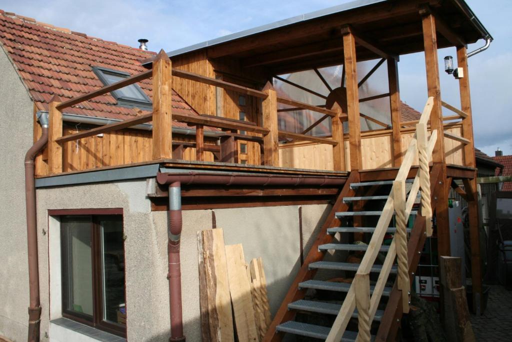 a house being constructed with a wooden roof at Ferienwohnung Nicklich in Berbisdorf