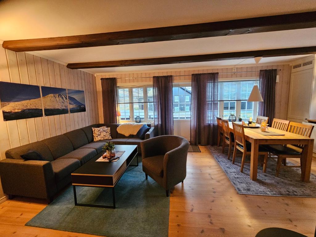 een woonkamer met een bank en een tafel bij Gaustatoppen Apartment in Rjukan