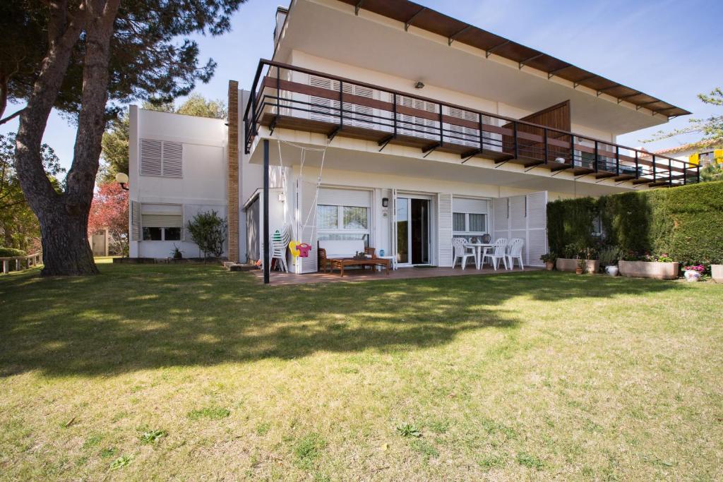 a house with a balcony and a yard at La Fosca Breeze in Palamós