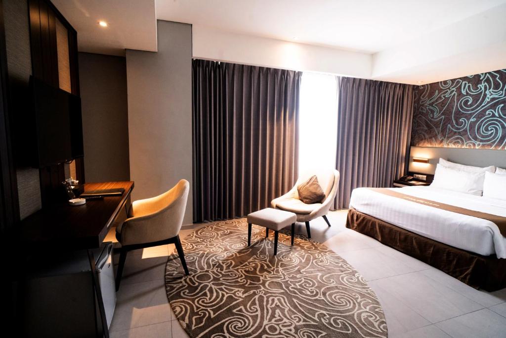 Postel nebo postele na pokoji v ubytování Midtown Hotel Samarinda