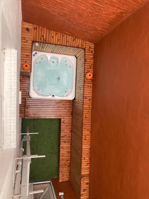 een badkamer met een jacuzzi en een wastafel bij Vakantie in Oostende Maison Martha -5 slaapkamers in Oostende