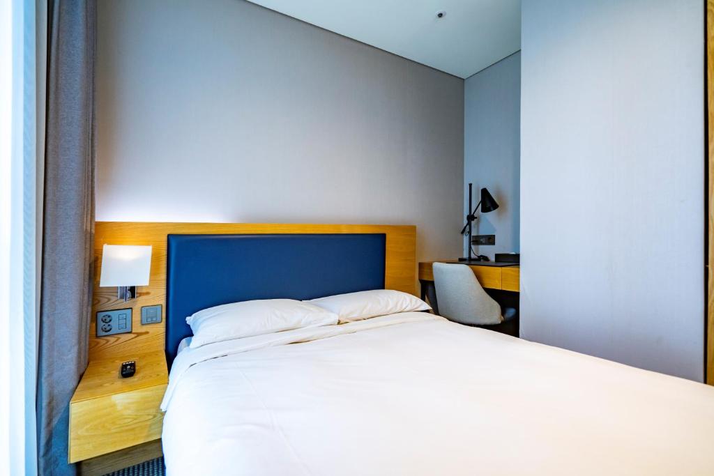 Postel nebo postele na pokoji v ubytování Centum Business Hotel