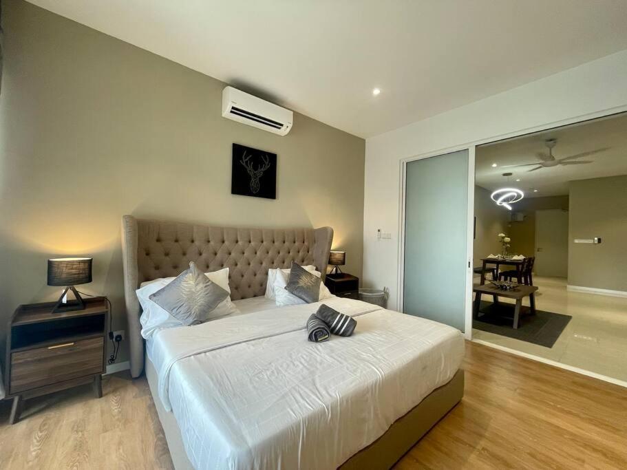um quarto com uma grande cama branca e uma sala de jantar em Quill Residences em Kuala Lumpur