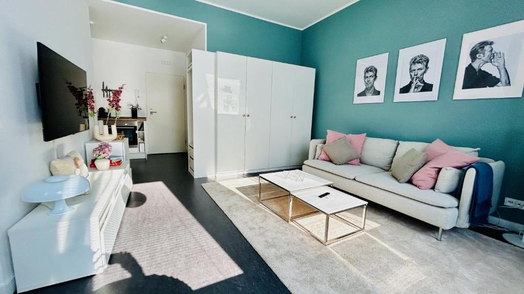 uma sala de estar com um sofá e uma mesa em Skyview Studio Apartments at Berlin Kreuzberg-Mitte em Berlim