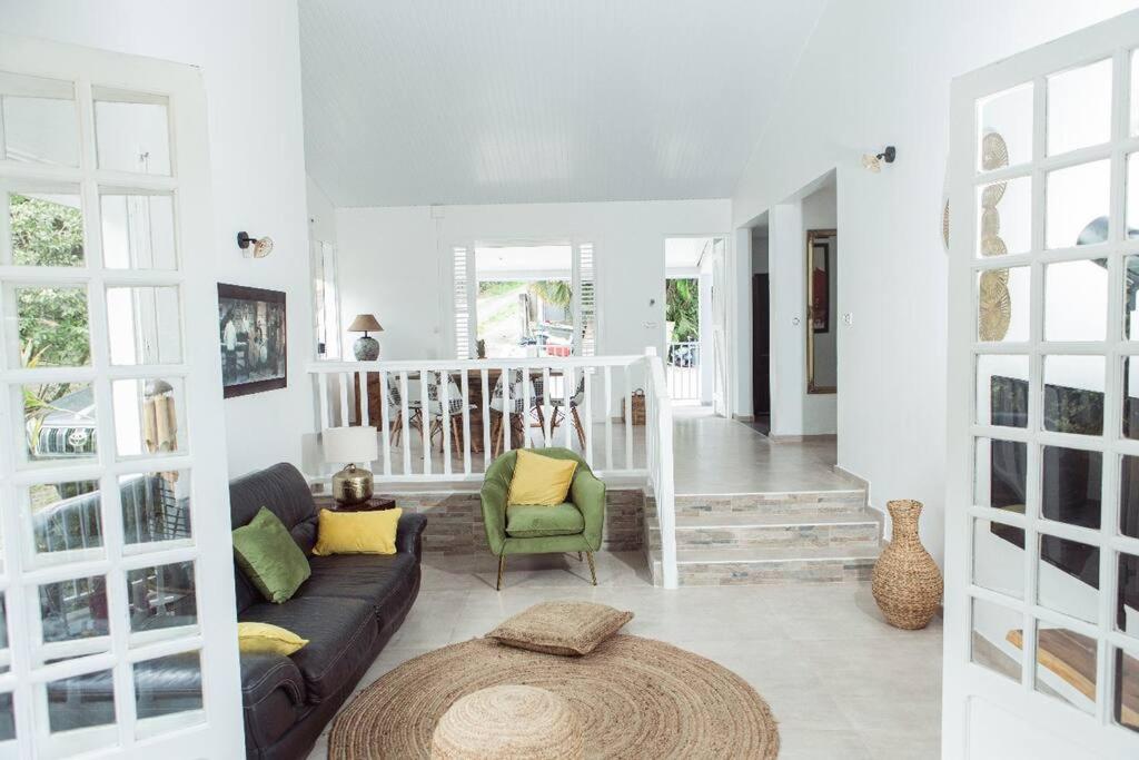 uma sala de estar com um sofá e uma mesa em Villa F4 chic avec jacuzzi en Martinique em Le Lamentin