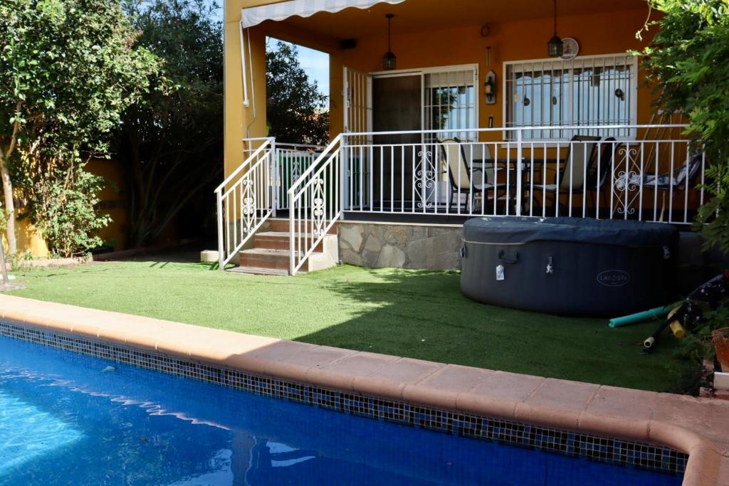 una casa con piscina al lado de una casa en El Hogar de Pepe, en El Casar de Escalona