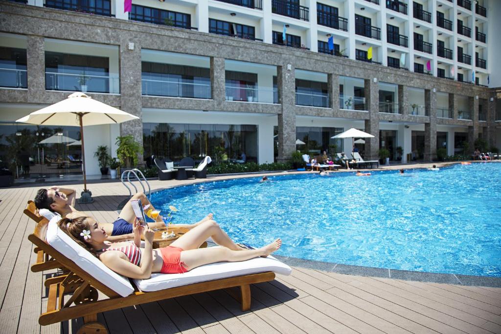 Der Swimmingpool an oder in der Nähe von Muong Thanh Holiday Hoi An Hotel