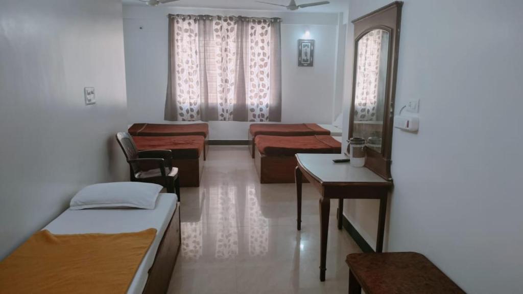 Postel nebo postele na pokoji v ubytování MYSORE MAHALAKSHMI ROOMS