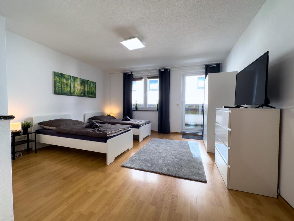 een slaapkamer met 2 bedden en een flatscreen-tv bij 4 pers apartment, WLAN, single beds, city center in Mülheim an der Ruhr