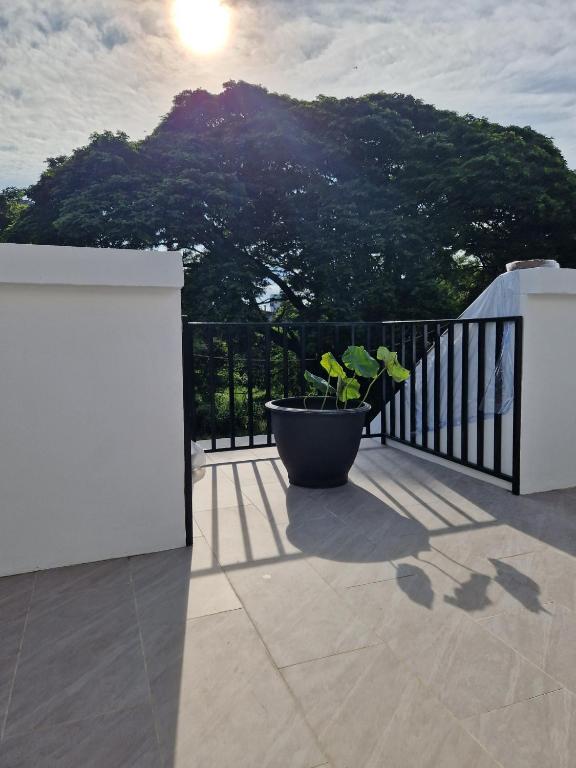 Balkón nebo terasa v ubytování Your Local Spacious 3-Story Home, Rooftop Views & King Beds near Night Bazaar