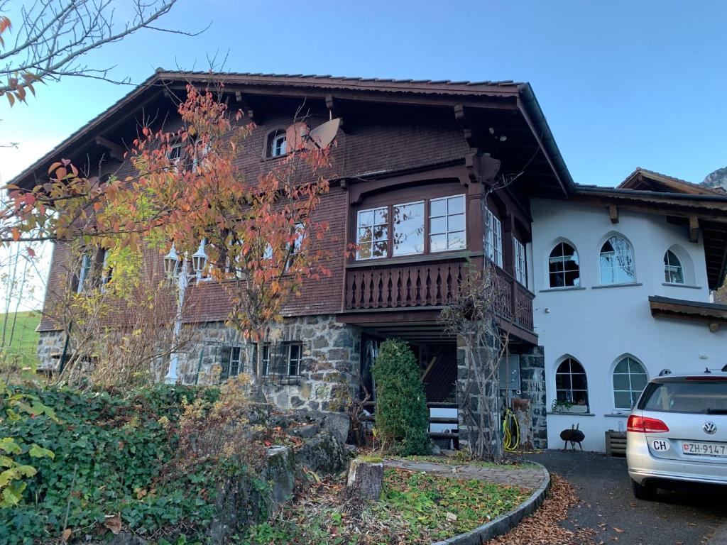 una casa con un coche aparcado delante de ella en Chalet Müsli, en Wildhaus