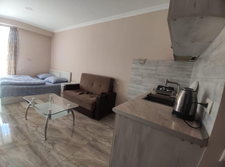 Kuchyň nebo kuchyňský kout v ubytování Meskheti Tower Unit 78