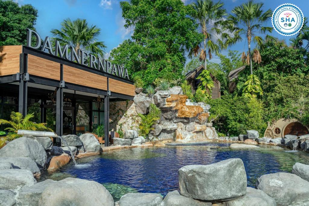 una piscina frente a un restaurante en DAMNERNPAWA, en Bang Khon Thi