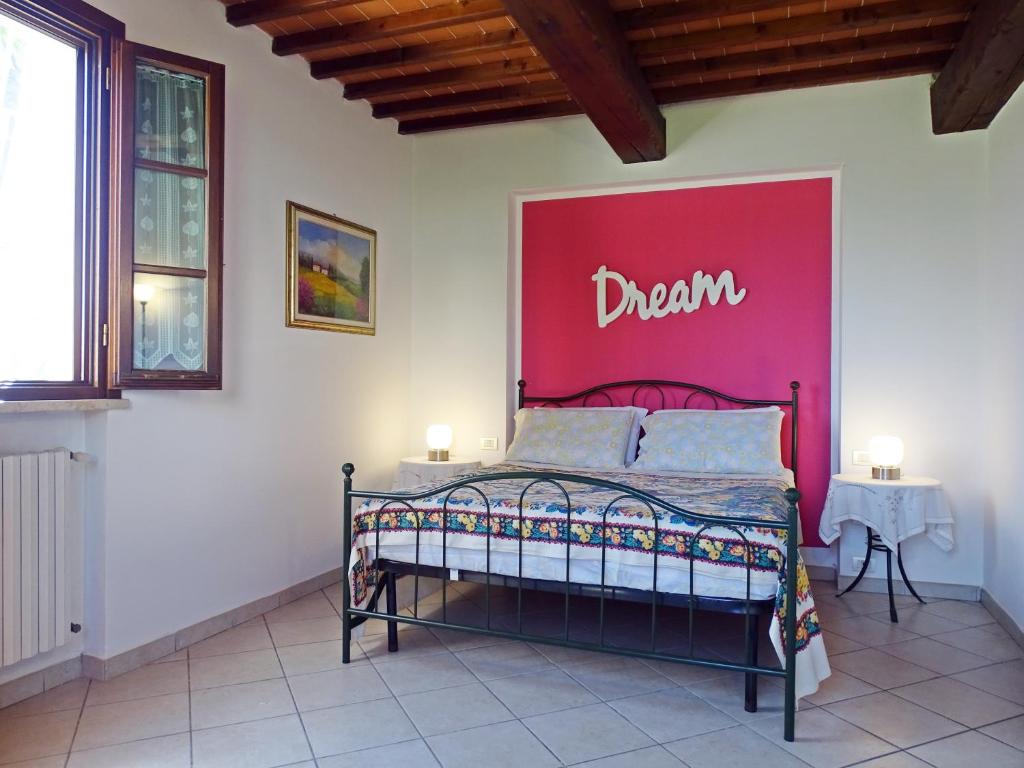 a bedroom with a red wall with the word dream on it at La Scuola Di Furio Apartments in Fucecchio