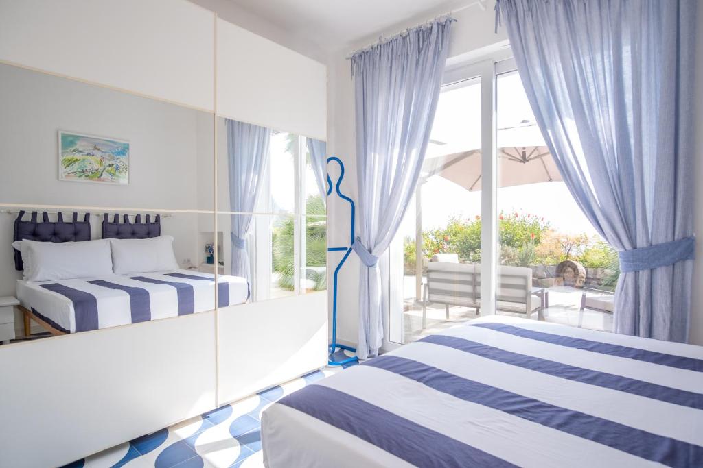 een hotelkamer met twee bedden en een balkon bij Villa Sterlizia in Capri