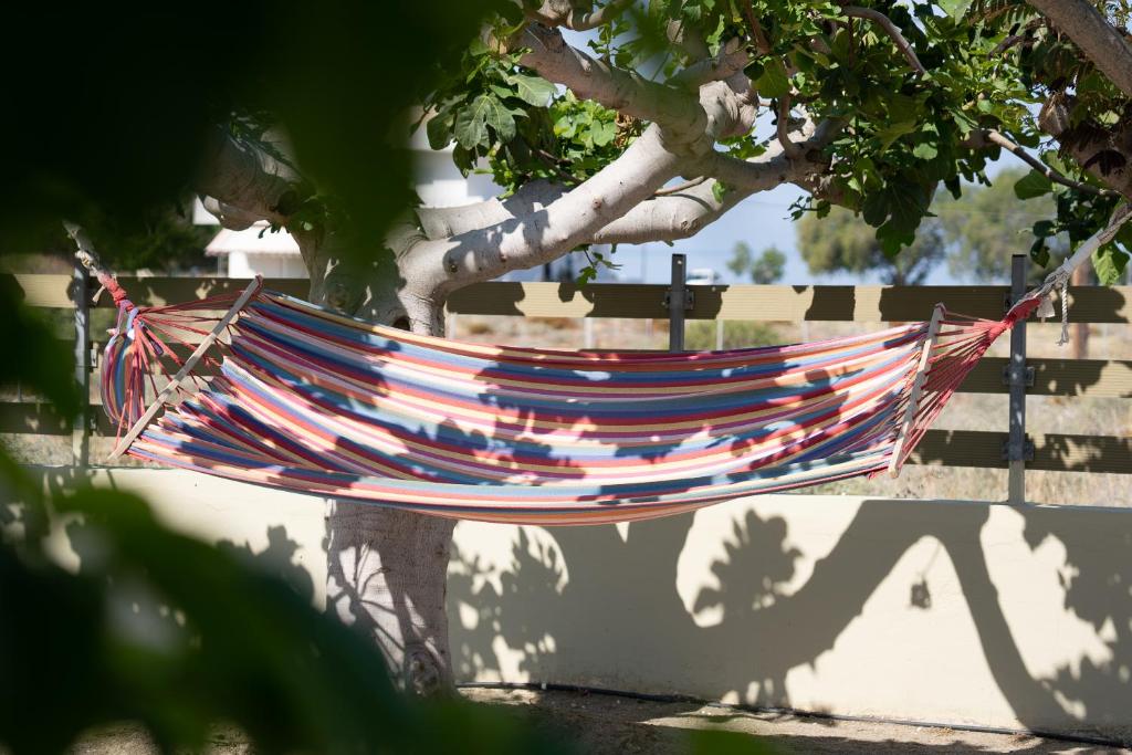 uma rede pendurada numa árvore num parque em GARDEN HOUSE, Kalamaki em Tympáki