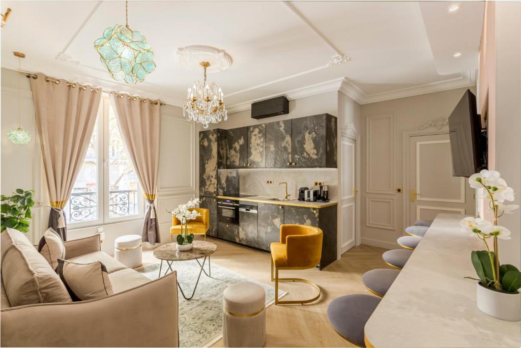 uma sala de estar com uma mesa de jantar e uma cozinha em Luxury 2 bedroom & 2 bathroom - Marais & Louvre em Paris