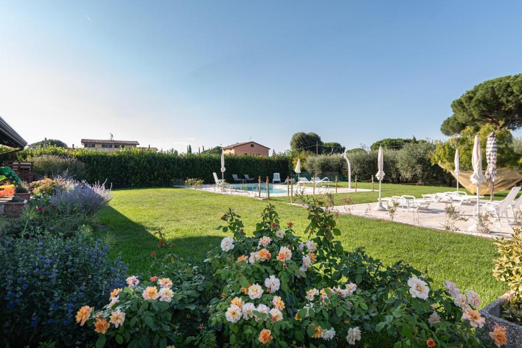 un jardín con flores en el medio. en Rosa di Assisi, en Bastia Umbra