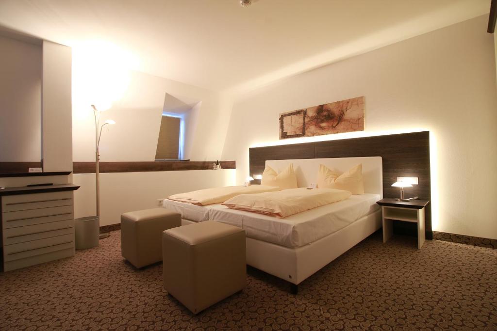 Postel nebo postele na pokoji v ubytování Schlosshotel Weilburg