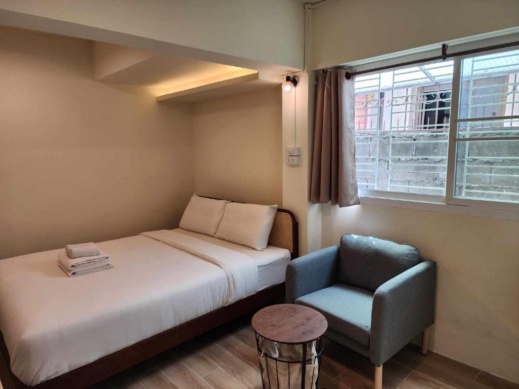 Postel nebo postele na pokoji v ubytování Canal View Lo-ha guest house, Contactless Check-in