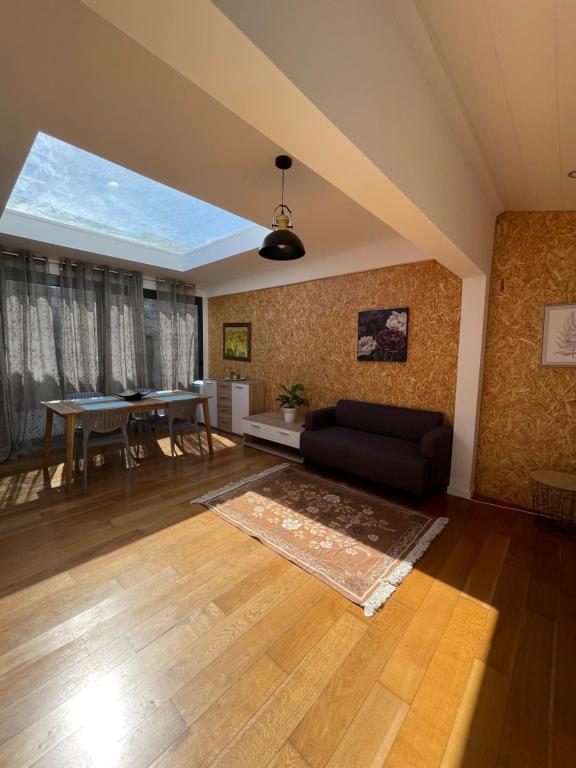 een woonkamer met een bank en een tafel bij Apartamento Deluxe II RB in Ribeira Brava