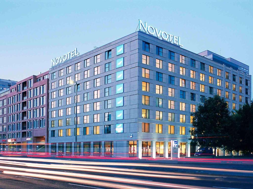 een groot gebouw met een bord erop bij Novotel Berlin Mitte in Berlijn