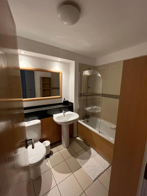 La salle de bains est pourvue d'un lavabo, de toilettes et d'une baignoire. dans l'établissement The Clayton Charming One Bedroom Apartment, à Dublin