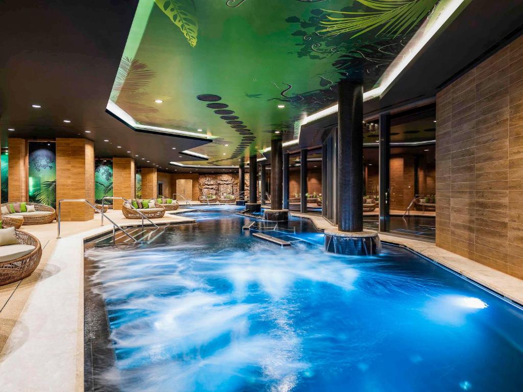 una piscina en medio del vestíbulo del hotel en Minaro Hotel Tokaj MGallery - Adult Only, en Tokaj