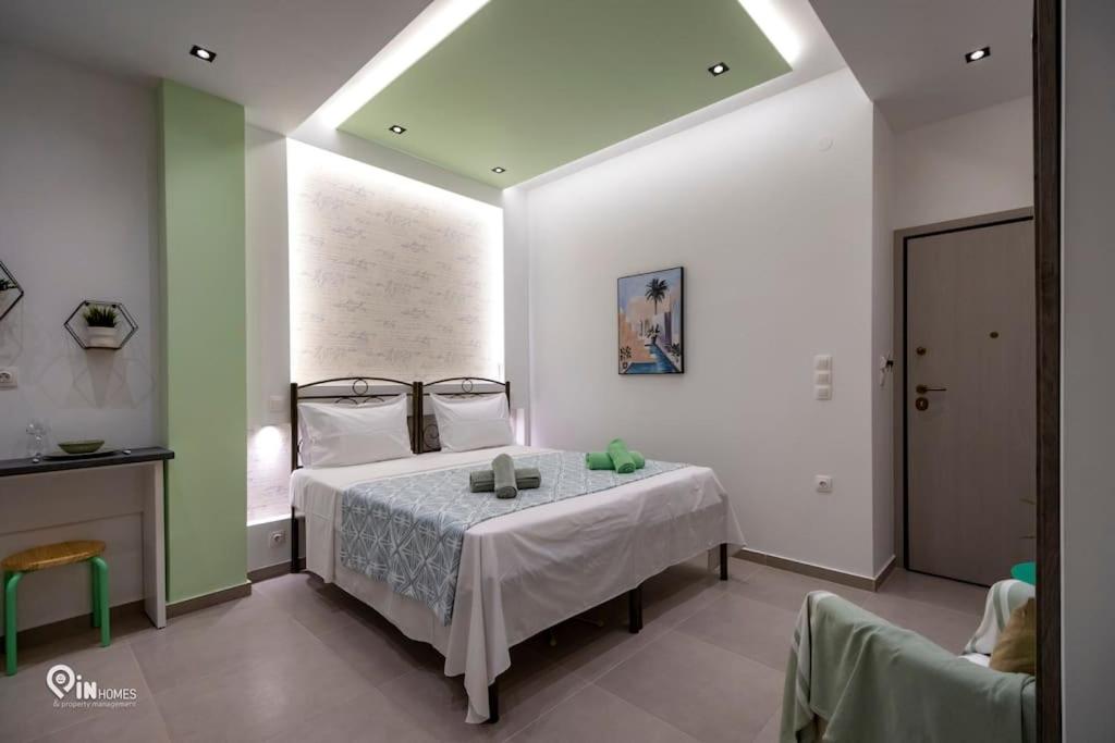 sypialnia z łóżkiem w pokoju z oknem w obiekcie 'The Mint' House Project In Athens w Atenach