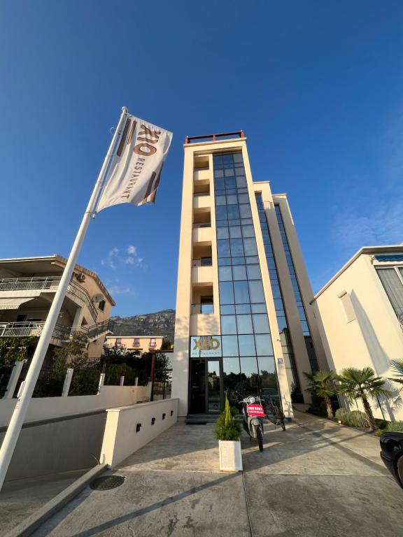 un drapeau battant devant un bâtiment dans l'établissement XIO Apartments, à Bar