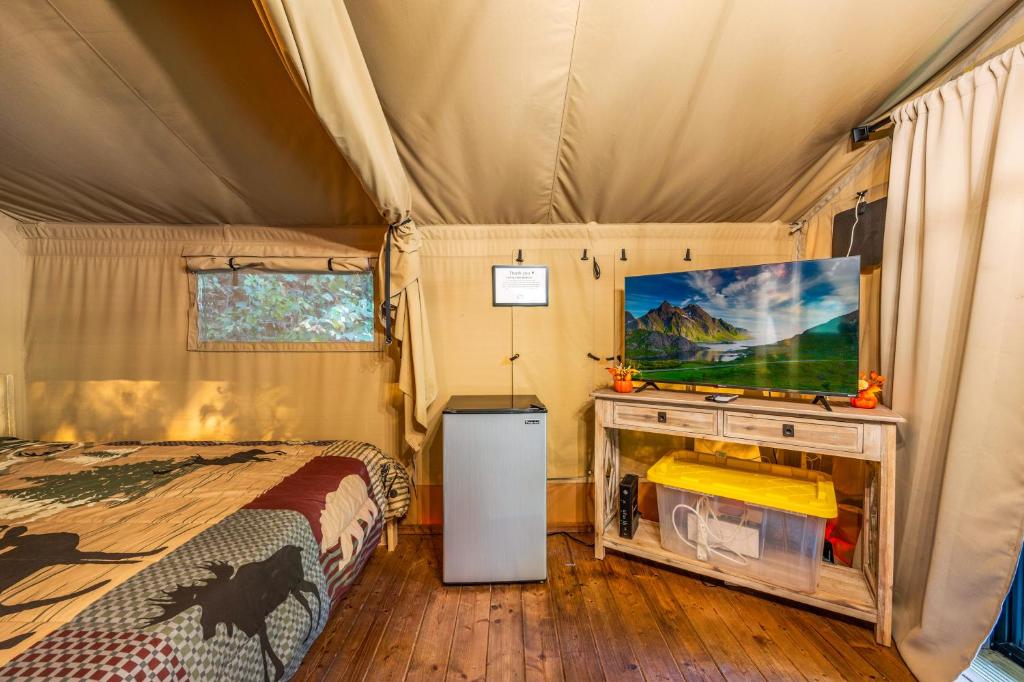 Kuchyň nebo kuchyňský kout v ubytování Firefly Season Glamping