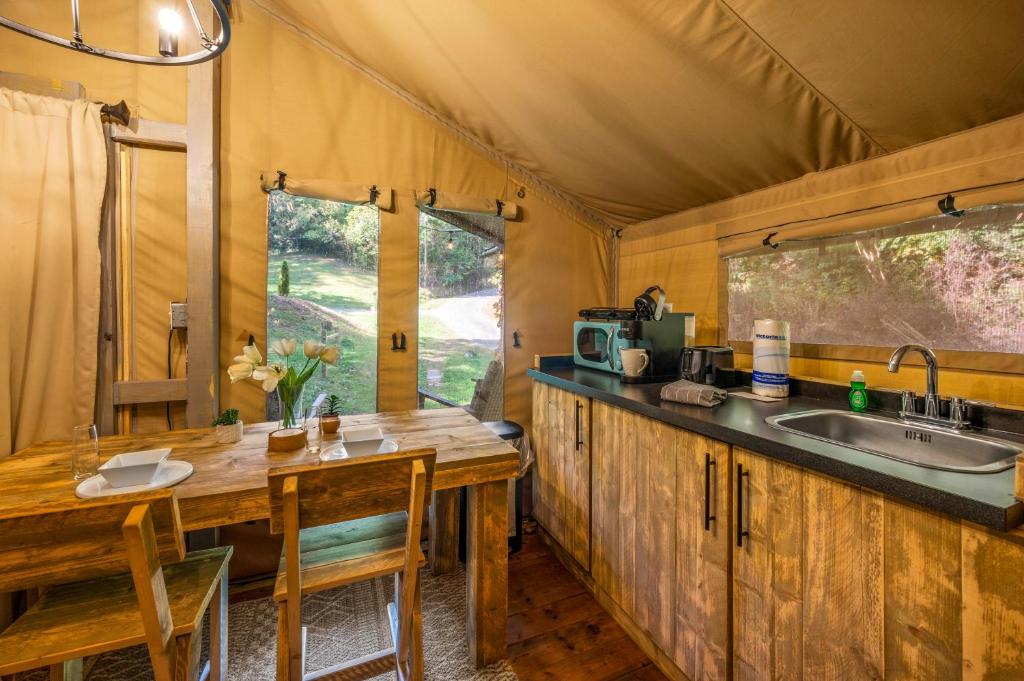 Kuchyň nebo kuchyňský kout v ubytování Firefly Season Glamping