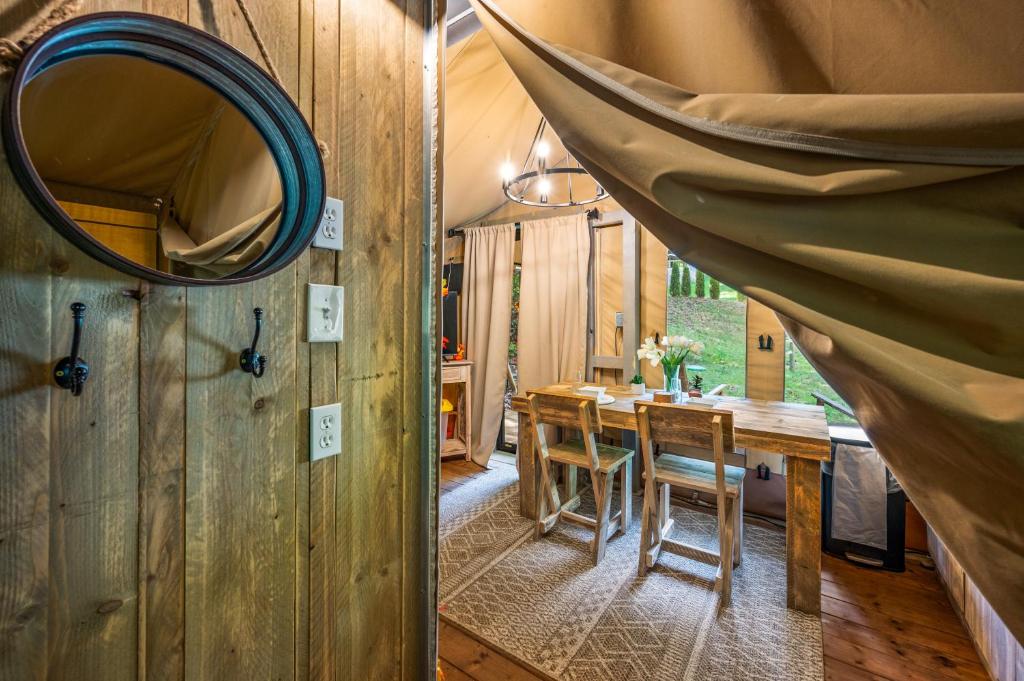 Fotografie z fotogalerie ubytování Firefly Season Glamping v destinaci Sevierville