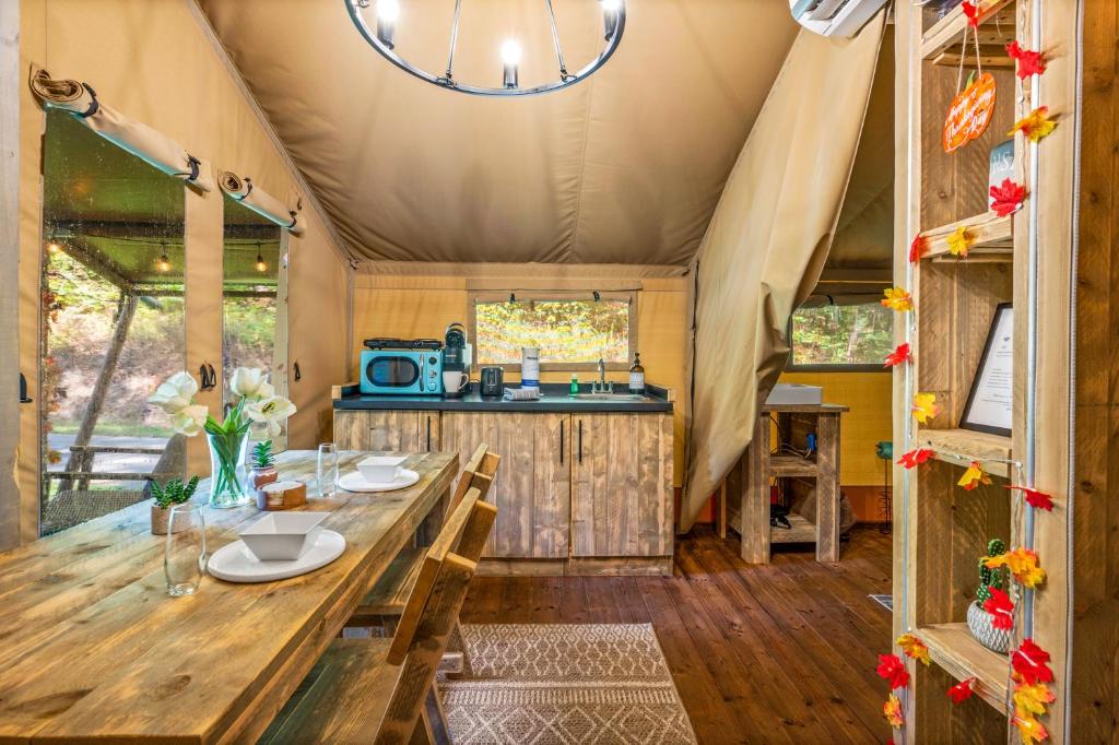 Kuchyň nebo kuchyňský kout v ubytování Firefly Season Glamping