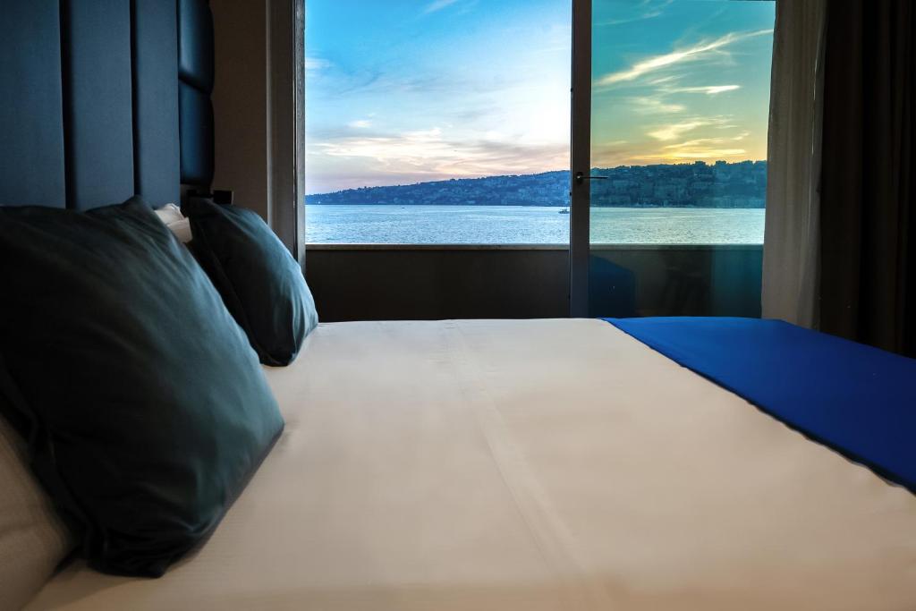 A bed or beds in a room at Imperatrice Suites