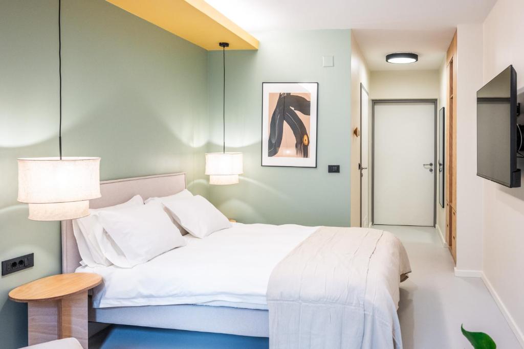 Postel nebo postele na pokoji v ubytování Design Rooms - Kvaternik Square