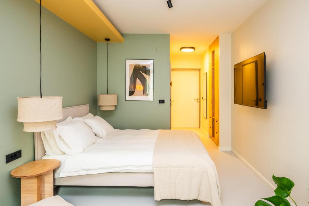 Postel nebo postele na pokoji v ubytování Design Rooms - Kvaternik Square