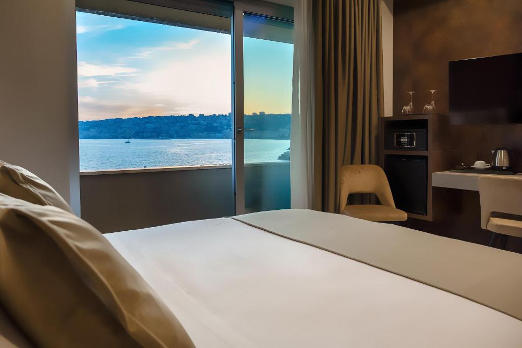A bed or beds in a room at Imperatrice Suites